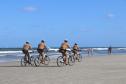 Patrulhamento com bicicletas aproxima policiais da população durante a temporada