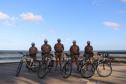 Patrulhamento com bicicletas aproxima policiais da população durante a temporada