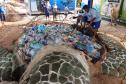Esculturas de tartaruga e baleia alertam sobre a poluição na orla paranaense