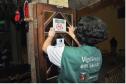O Departamento de Vigilância em Saúde da Secretaria Estadual da Saúde, fiscaliza bares e restaurantes em Guaratuba em ações contra o fumo. Guaratuba 05.01.12. Foto Chuniti Kawamura/AENoticias.

