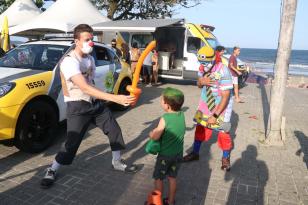 PM leva diversão às praias com exposição de viaturas e pintura de rosto para crianças
