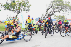 Moradores e turistas participam da inauguração de mais uma ciclorrota, agora em Matinhos (PR)
