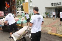 Polícia Civil entrega à Defesa Civil cinco toneladas de doações para vítimas de enchentes de Guaraqueçaba