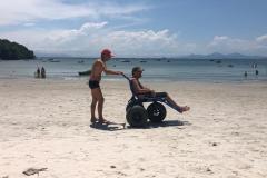Cadeira anfíbia do IAT permite retorno de ex-atleta à Ilha do Mel