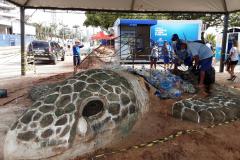 Esculturas de tartaruga e baleia alertam sobre a poluição na orla paranaense