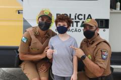 Iniciativa de dupla de policiais militares atrai crianças em posto da PM no litoral