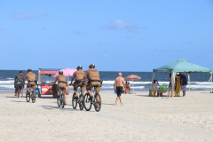 Policiamento da PM com bicicletas aumenta mobilidade no Litoral e proximidade com a população