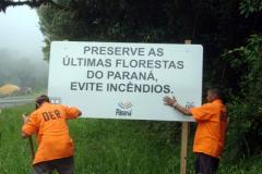 A Paraná Turismo, em parceria com o Departamento de Estradas e Rodagens do Paraná (DER), está promovendo uma campanha de conscientização para os usuários das rodovias do Litoral do Estado. No início de dezembro foram distribuídas 60 placas ao longo das estradas como um alerta aos motoristas. Foto: SETU

