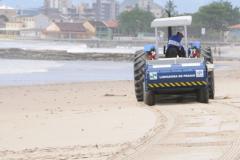 A Sanepar está recolhendo uma média de oito toneladas diárias de lixo nas praias do Paraná. O trabalho – que pela primeira vez é realizado dia e noite, com máquinas que peneiram a areia – garante a limpeza dos 63 quilômetros de faixa de banho do Litoral. 


