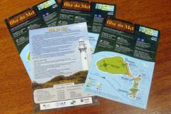 Visitantes da Ilha do Mel recebem orientações em panfletos bilíngues. Foto:SETU

